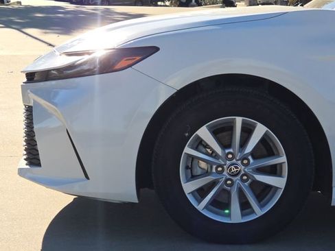 Used 2025 Toyota Camry LE image 5