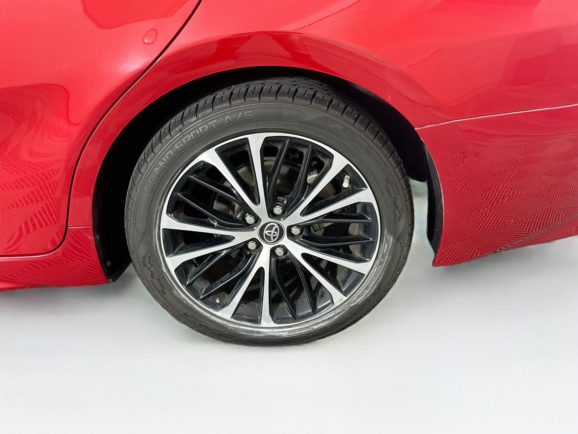 Used 2019 Toyota Camry SE w/ Carpet Mat Package FWD image 11