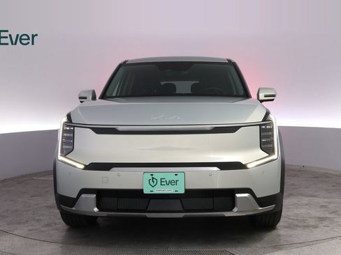 Used 2024 Kia EV9 Light Long Range RWD image 12