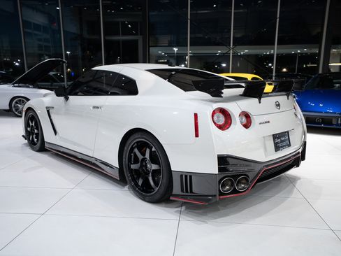 Used 2016 Nissan GT-R NISMO AWD/4WD image 2