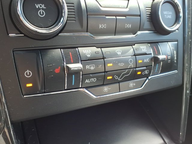 Certified 2019 Ford Explorer XLT w/ Equipment Group 202A FWD image 26