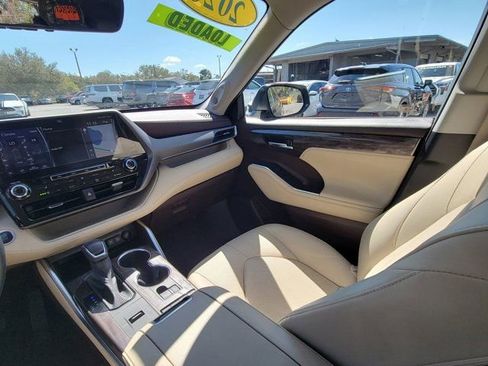 Used 2020 Toyota Highlander Limited image 3