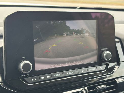 Used 2025 Nissan Pathfinder SV FWD image 17