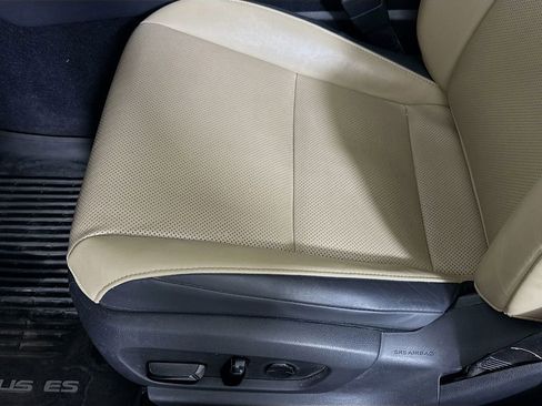 Used 2021 Lexus ES 300h w/ Premium Package image 19