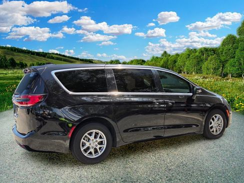 Used 2024 Chrysler Pacifica Touring-L FWD image 6