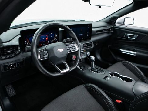 Used 2024 Ford Mustang Convertible image 4