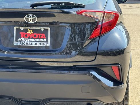 Used 2022 Toyota C-HR XLE image 6