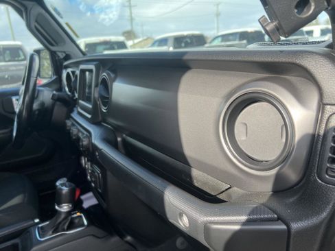 Used 2022 Jeep Gladiator Willys image 29