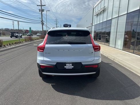 Used 2025 Volvo XC40 B5 Core image 4