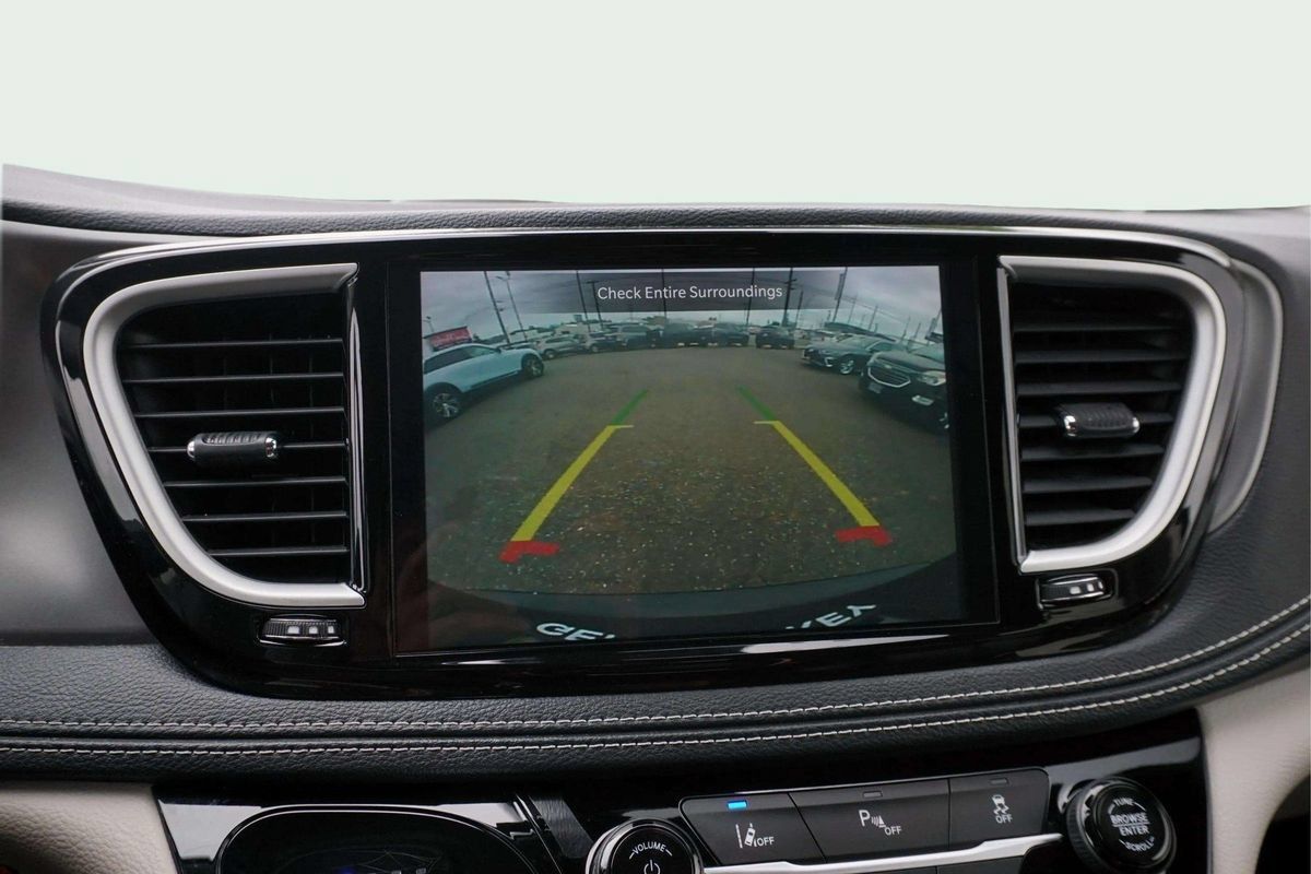 Used 2023 Chrysler Pacifica Touring-L FWD image 29