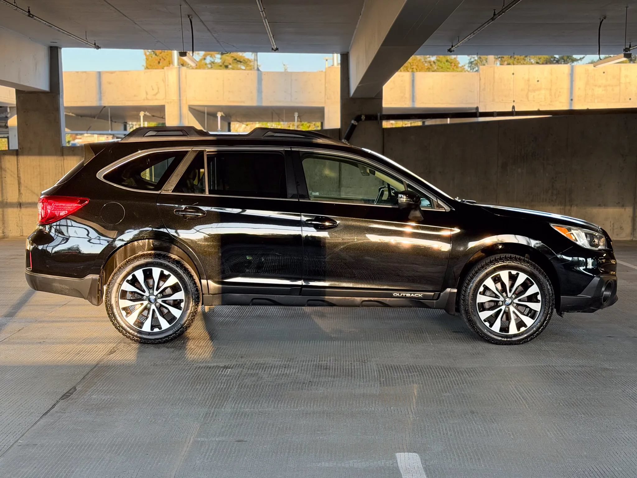 Used 2016 Subaru Outback 2.5i Limited AWD/4WD image 4