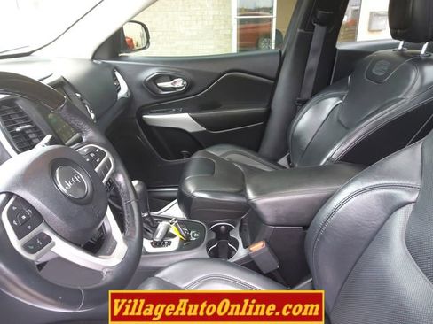 Used 2017 Jeep Cherokee Overland AWD/4WD image 22