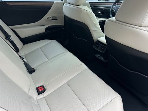 Used 2024 Lexus ES 300h w/ Premium Package FWD image 32