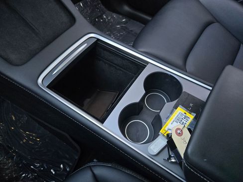 Used 2025 Tesla Model Y Long Range image 18