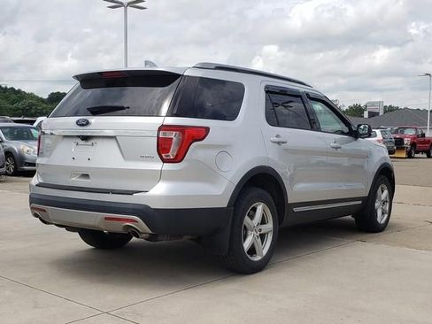 Used 2017 Ford Explorer XLT w/ XLT Technology Feature Bundle AWD/4WD image 4