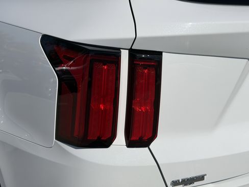 Certified 2022 Kia Sorento SX image 10