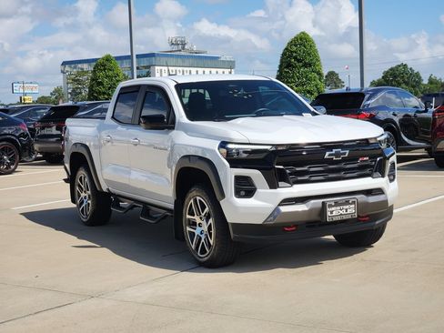 Used 2024 Chevrolet Colorado Z71 w/ Z71 Convenience Package 2 AWD/4WD image 3