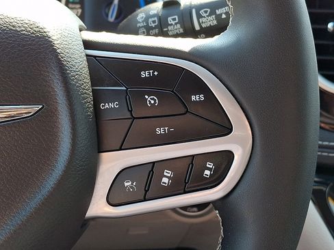 Used 2024 Chrysler Pacifica Limited FWD image 23