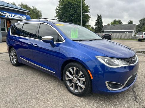 Used 2019 Chrysler Pacifica Limited w/ Tire & Wheel Group FWD image 5