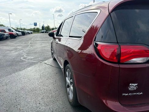 Used 2019 Chrysler Pacifica Limited w/ Tire & Wheel Group FWD image 18