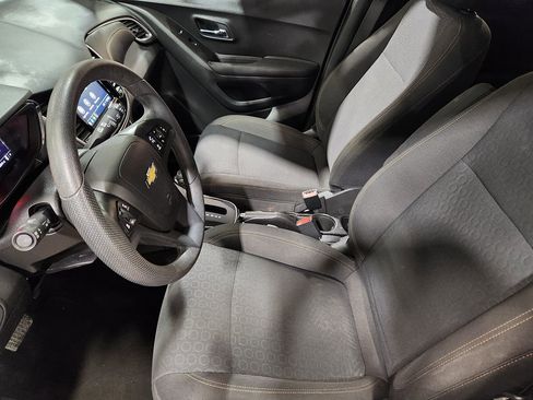 Used 2022 Chevrolet Trax LS w/ Tint and Cruise Package image 31