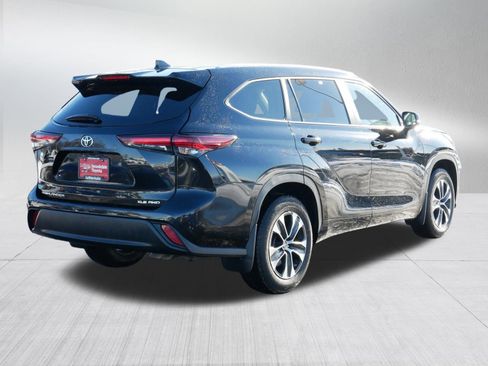 Certified 2024 Toyota Highlander XLE image 7