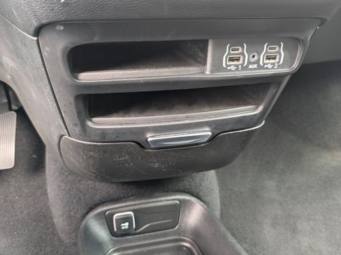 Used 2025 Chrysler Pacifica Select image 16