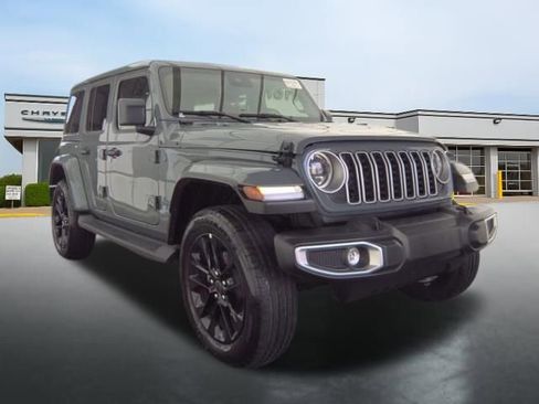 Used 2025 Jeep Wrangler Unlimited Sahara AWD/4WD image 2