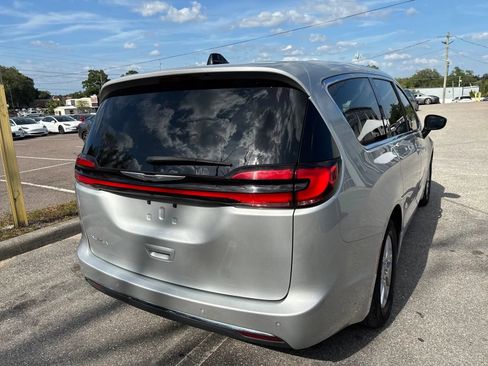 Used 2024 Chrysler Pacifica Touring-L FWD image 9
