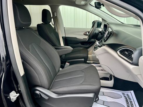 Used 2024 Chrysler Voyager LX image 33