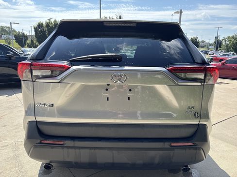 Used 2021 Toyota RAV4 LE AWD/4WD image 8