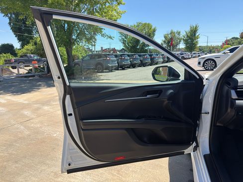 Used 2025 Toyota Camry SE FWD image 9