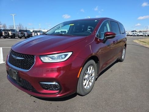 Used 2023 Chrysler Pacifica Touring-L image 2