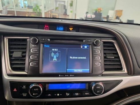 Used 2019 Toyota Highlander Plus AWD/4WD image 23
