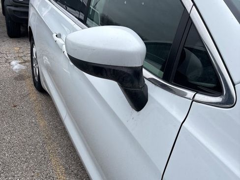 Used 2022 Chrysler Voyager LX image 7