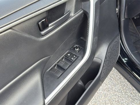 Used 2021 Toyota RAV4 LE image 9