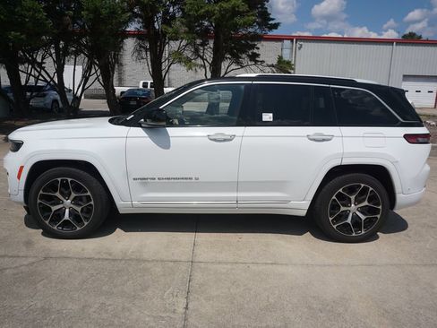 Used 2022 Jeep Grand Cherokee Summit AWD/4WD image 20