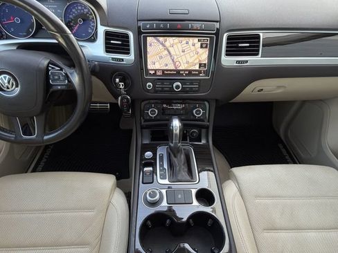 Used 2016 Volkswagen Touareg Executive AWD/4WD image 19
