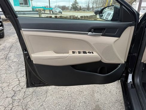 Used 2019 Hyundai Elantra SE image 9