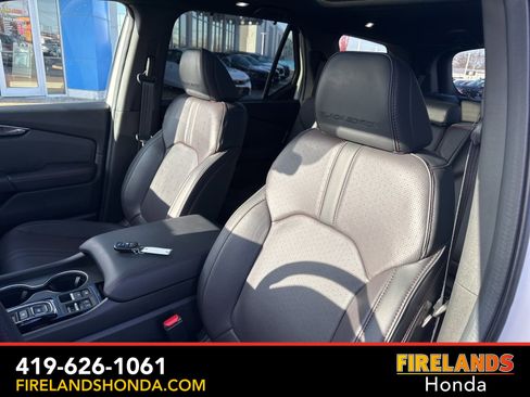 Used 2025 Honda Pilot Black Edition image 16