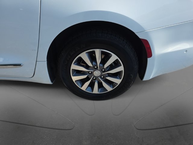 Used 2020 Chrysler Pacifica Limited w/ Advanced Safetytec Group FWD image 26