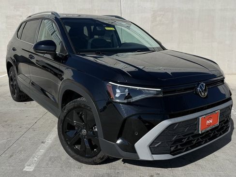 Used 2025 Volkswagen Taos SE image 1