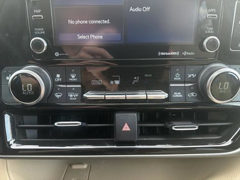 Used 2021 Toyota Highlander XLE AWD/4WD image 28