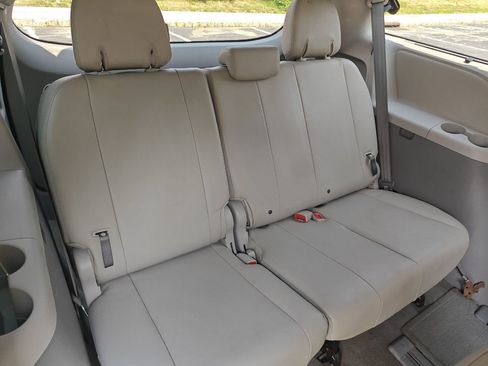 Used 2012 Toyota Sienna XLE image 29