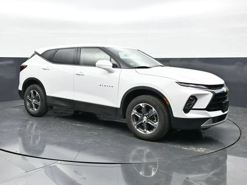 Used 2025 Chevrolet Blazer LT FWD image 3