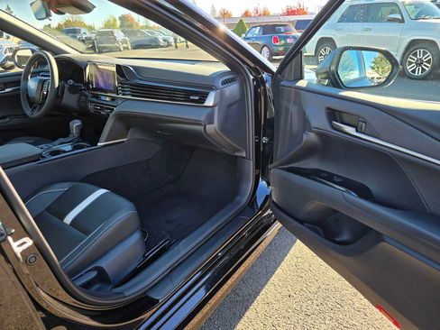 Used 2025 Toyota Camry SE image 13
