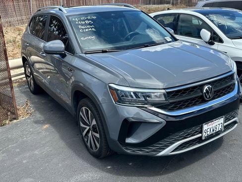 Used 2023 Volkswagen Taos SE w/ Panoramic Sunroof Package image 2