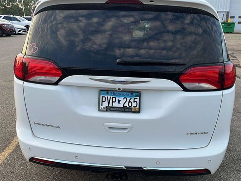 Used 2018 Chrysler Pacifica Limited w/ Tire & Wheel Group FWD image 16