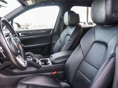 Used 2021 Porsche Cayenne w/ Driver Memory Package image 19