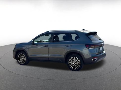 Used 2025 Volkswagen Taos SE FWD image 10